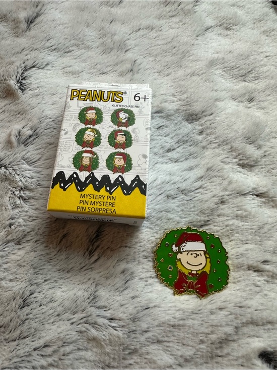 Peanuts Other - Peanuts Holiday Wreath Enamel Pin - Green & Red